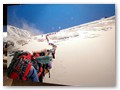 Bild: Bergsteiger am Everest
In einer langen Schlange ziehen Bergsteiger die Lhotse-Flanke entlang zum Lager IV
Copyright: Christian Kober/getty images